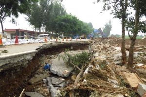 مسئولو بكين يعلنون ارتفاع حصيلة قتلى العاصفة إلى 77 قتيلا بعد تعرضهم للانتقادات