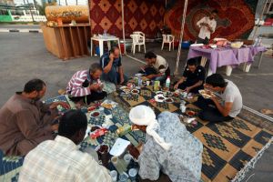 أسر ليبية فقيرة تقضي رمضان في المقر السابق للقذافي في انتظار توفر السكن 