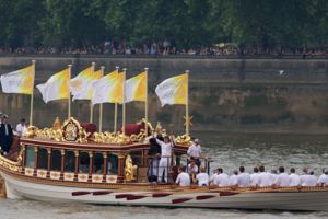 الشعلة تنتقل إلى الاستاد الأولمبي للندن 2012 على متن بارجة ملكية