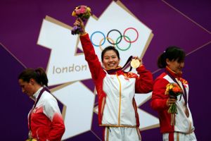 الصينية يي متسابقة الرماية تحرز أول ميدالية ذهبية في اولمبياد لندن