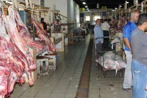 سعوديون يشترون اللحوم من البحرين