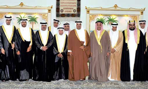 سمو ولي العهد في صورة تذكارية بمجلس الوجيه أحمد منصور العالي