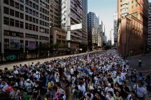 الآلاف يتظاهرون في هونج كونج احتجاجا على خطط التعليم الموالية للصين 