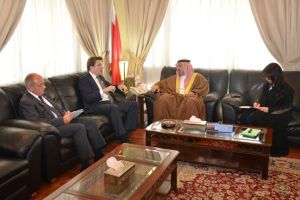 وزير العدل يستقبل السفير البريطاني في البحرين