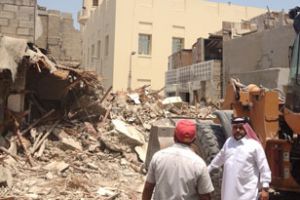 بوعنق: هدم 7 منازل مهجورة في المحرق وتحويلها إلى مواقف سيارات