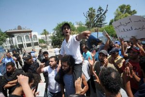 مئات التونسيين يتظاهرون ضد قانون لتعويض المساجين السياسيين