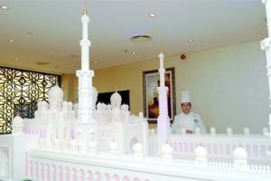 شاب غير مسلم يصنع أضخم مجسم لمسجد بالإمارات 