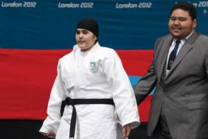 والد لاعبة الجودو السعودية وجدان يقرر مقاضاة كل من أساء له ولأبنته