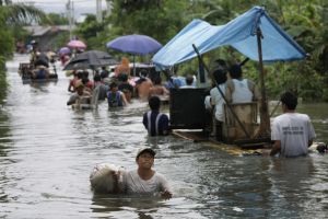 فرار الآلاف من الفيضانات في مانيلا والأقاليم الشمالية بالفلبين