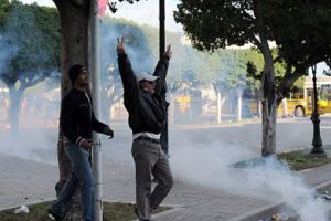 الامن التونسي يطلق النار في الهواء لتفريق متظاهرين في سيدي بوزيد