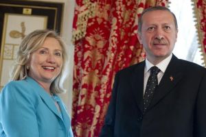 كلينتون في تركيا لبحث سبل دعم المعارضين السوريين