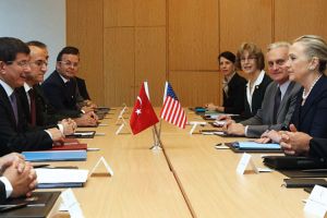 كلينتون ترى ان صلات حزب الله وسوريا وايران تطيل عمر نظام الاسد 