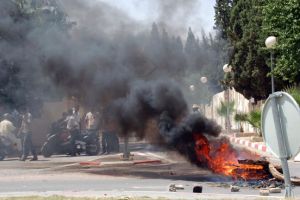 تجمع في مدينة سيدي بوزيد تضامنا مع مظاهرين اعتقلوا في هذه المدينة التونسية 