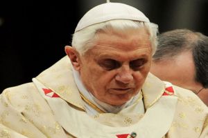 بابا الفاتيكان يدعو إلى التضامن مع ضحايا زلزالي إيران