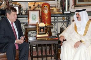 الملك يستعرض مع السفير الروسي العلاقات الثانية بين البحرين وروسيا