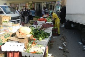 بلدية المنامة تزيل 81 فرشة من مجمع 302 بالمنامة