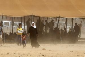 الشرطة الاردنية تفرق لاجئين سوريين غاضبين في مخيم الزعتري