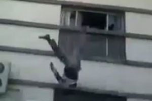 اشرطة فيديو تظهر ممارسات وحشية منسوبة الى مقاتلين معارضين في سوريا 