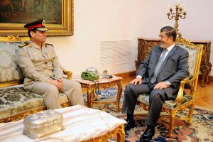 الإسلامي مرسي يفرض رئاسته لمصر وينهي الصلاحيات الواسعة للعسكر 