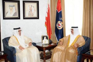 وزير الداخلية يشيد بجهود سفير البحرين في فرنسا