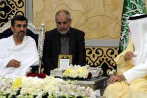 العاهل السعودي يعانق الرئيس الإيراني احمدي نجاد خلال فاعليات القمة الإسلامية