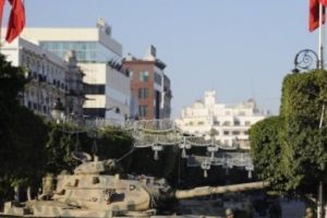 تونس تمنع مستشارا سابقا للرئيس من السفر إثر انتقاده الجيش