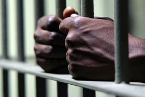 سجين يقطع عقلة اصبعه ويرسلها الى وزيرة العدل الفرنسية