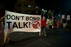 مئة متظاهر في تل ابيب ضد حرب على ايران