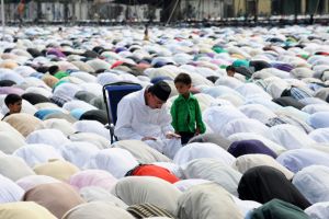 شاهد صوراً متنوعة لإحياء المسلمين عيد الفطر المجيد للعام 2012م.