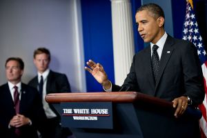 اوباما يهدد بالتدخل عسكريا في حال استخدام او نقل اسلحة كيميائية في سوريا