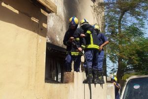 السيطرة على حريق اندلع بأحد المباني بجدحفص... شاهد الصور 