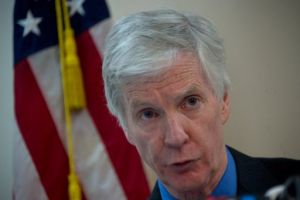 اتهام السفير الأمريكي السابق ريان كروكر بالقيادة وهو مخمور 