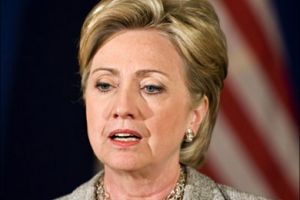 كلينتون تحض مصر وإسرائيل على مواصلة الحوار بعد نشر تعزيزات عسكرية في سيناء