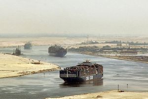 مصر تتجه لرفع التأمين على السفن العابرة للسويس