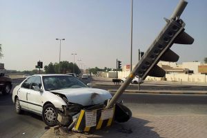 إصابة شخص اصطدم بسيارته إشارة ضوئية بالسهلة..(شاهد الصور) 