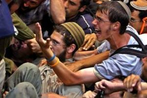 يهود متطرفون يرشقون فلسطينيين بالحجارة في القدس