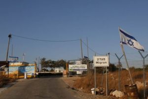 الجيش الاسرائيلي يبدأ اخلاء مستوطنة ميغرون في الضفة الغربية بهدوء
