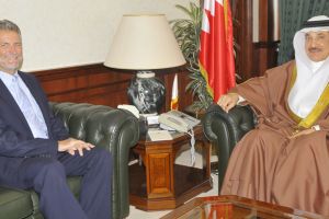 حميدان يبحث مع السفير الأمريكي تعزيز التعاون وتطوير العلاقات في المجال العمالي