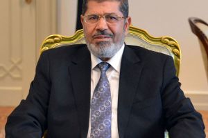 مرسي عين عشرة محافظين جدد نصفهم من جماعة الإخوان 