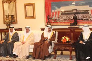 رئيس الوزراء: الحكومة لا تقبل أبداً المساس بمظاهر الحياة التجارية وشل الإقتصاد