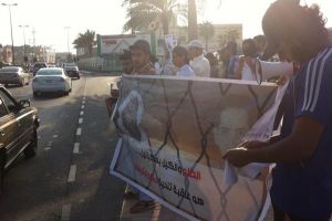 عدد من أهالي المحرق يعتصمون ويطالبون بالإفراج عن العبيدلي والنجاس