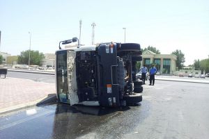 شاهد الصور..انقلاب شاحنة بسترة الصناعية وإصابة سائقها بإصابات متفرقة