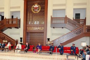 وزير الداخلية: البحرين من مئات السنين موطناً ومقصداً للجاليات من الشرق والغرب