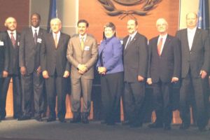 وزير المواصلات يناقش التعاون وتبادل الخبرات مع ممثلي الدول المشاركة في مؤتمر أمن الطيران المدني