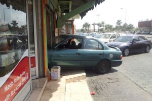 بحريني يقتحم بسيارته مطعم بالديه ..شاهد الصور 