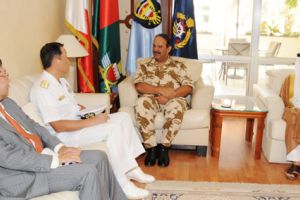 القائد العام يجتمع مع قائد قوة مكافحة الألغام البحرية الياباني