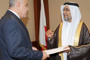 وزير الدولة للشئون الخارجية يتسلم نسخة من أوراق اعتماد السفير المصري لدى البحرين