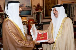 الملك يمنح السفير الإماراتي وسام البحرين من الدرجة الأولى تقديراً لجهود