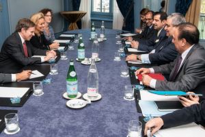 وزير الخارجية يجتمع مع مساعد وزيرة الخارجية الأميركية