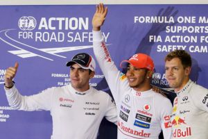 هاميلتون ينطلق من المركز الأول في سباق فورمولا-1 بسنغافورة